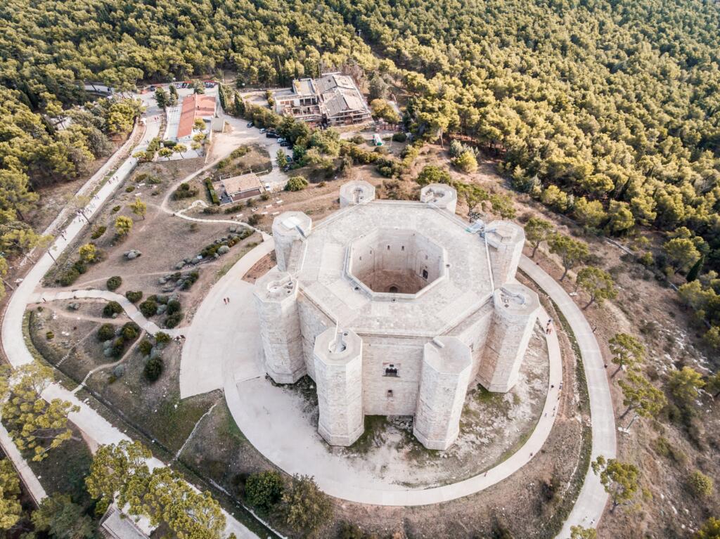 castel-del-monte-andria_miti-e-leggende-italiane