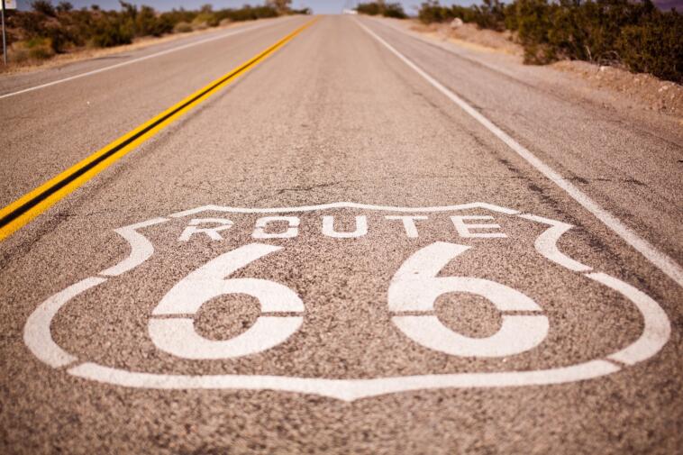 Route 66 scritta su asfalto - tappe della route 66