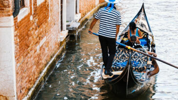 Gondola veneziana lungo un canale