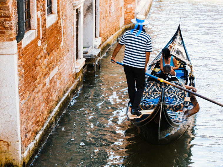 Gondola veneziana lungo un canale